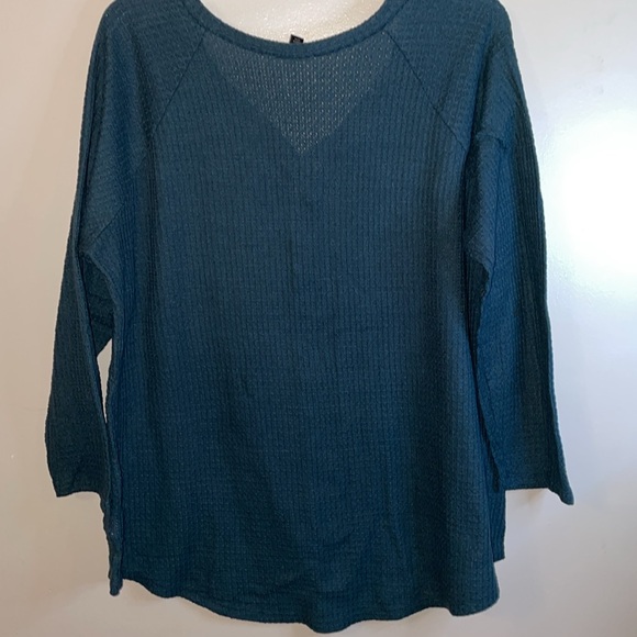 Waffle knit fabric long sleeve button down top - Picture 3 of 5